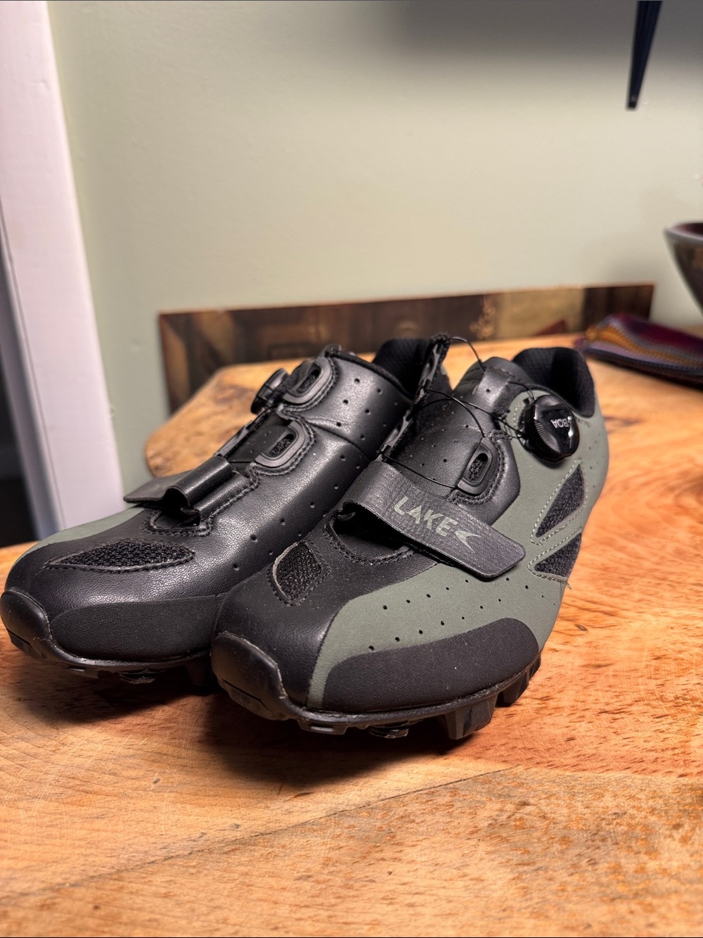 Lake Women’s Athletic Cycling Shoes in Black and Olive